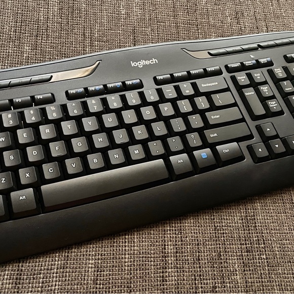 Logitech Wireless Computer Keyboard - Picture 3 of 7